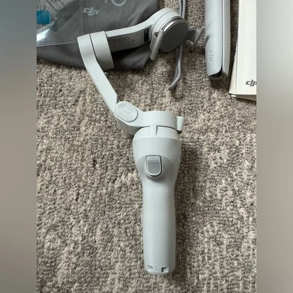DJI OM 4 - Handheld 3-Axis Smartphone Gimbal Stabilizer - Picture 4 of 7